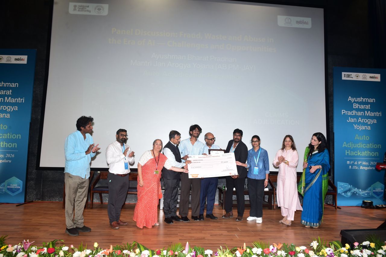 Kantaka Sodhana receiving the award at IISc Bengaluru
